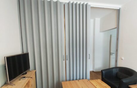 Lõõtsuks. Mõlemalt poolt avanev, kahe osaline.