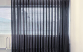 Tüll-lamellkardin, ühtlasi tuntud ka kui "allusion" kardin